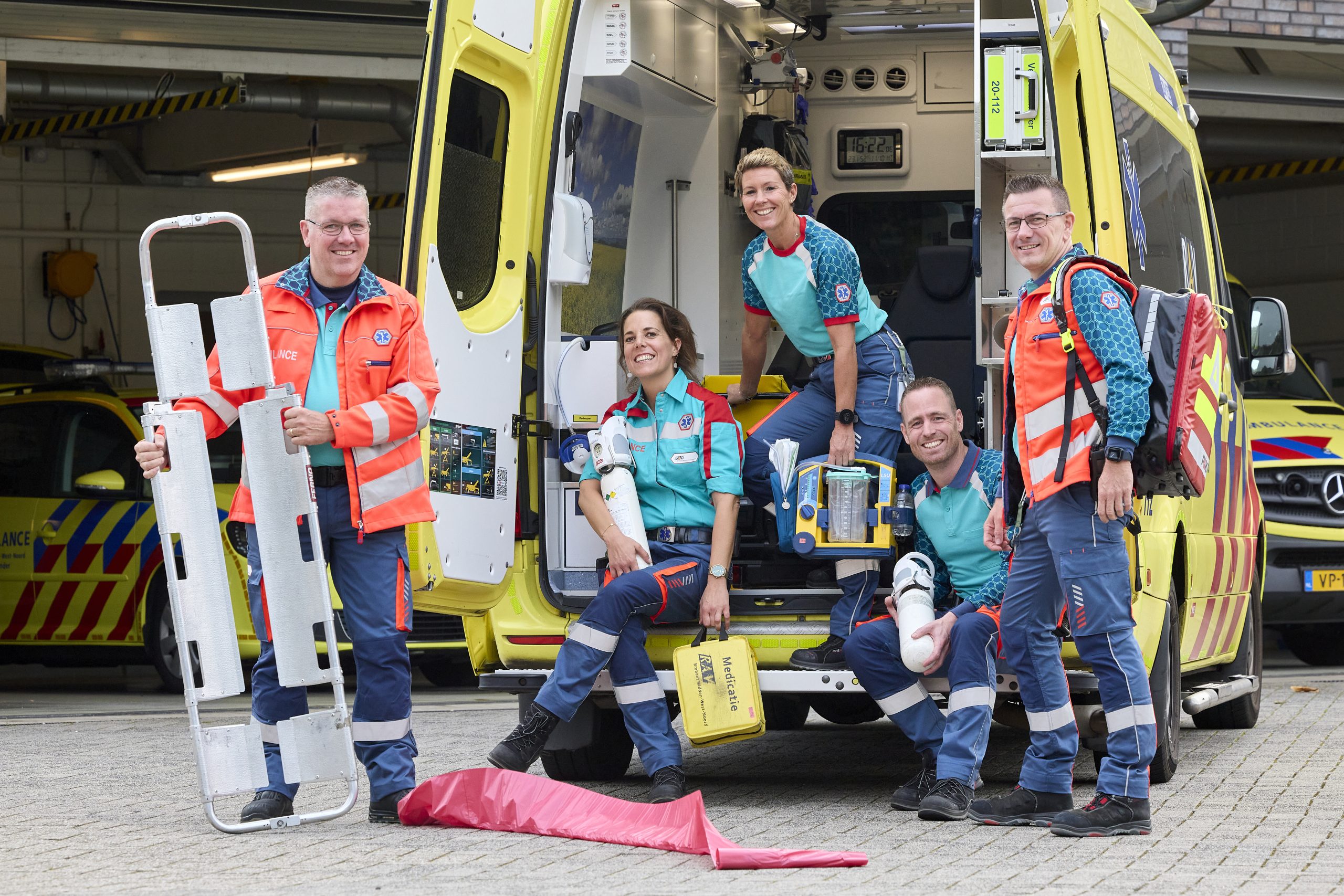 Nieuwe Kledinglijn RAV ambulancedienst Foto brancard, binnenkant ambulance en ambulanceverpleegkundige